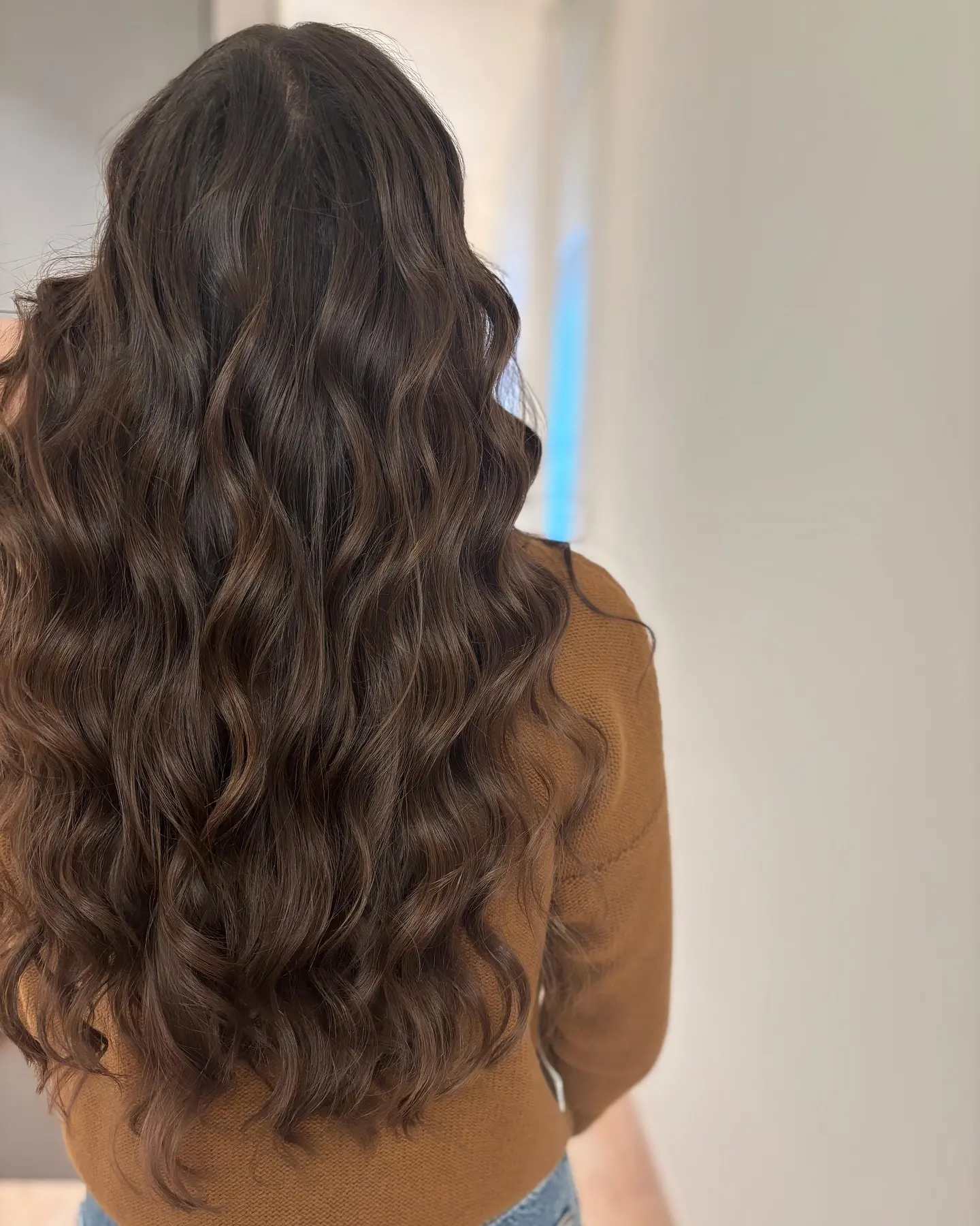 Piega a onde morbide su capelli castani lunghi realizzata da Rêves Modena